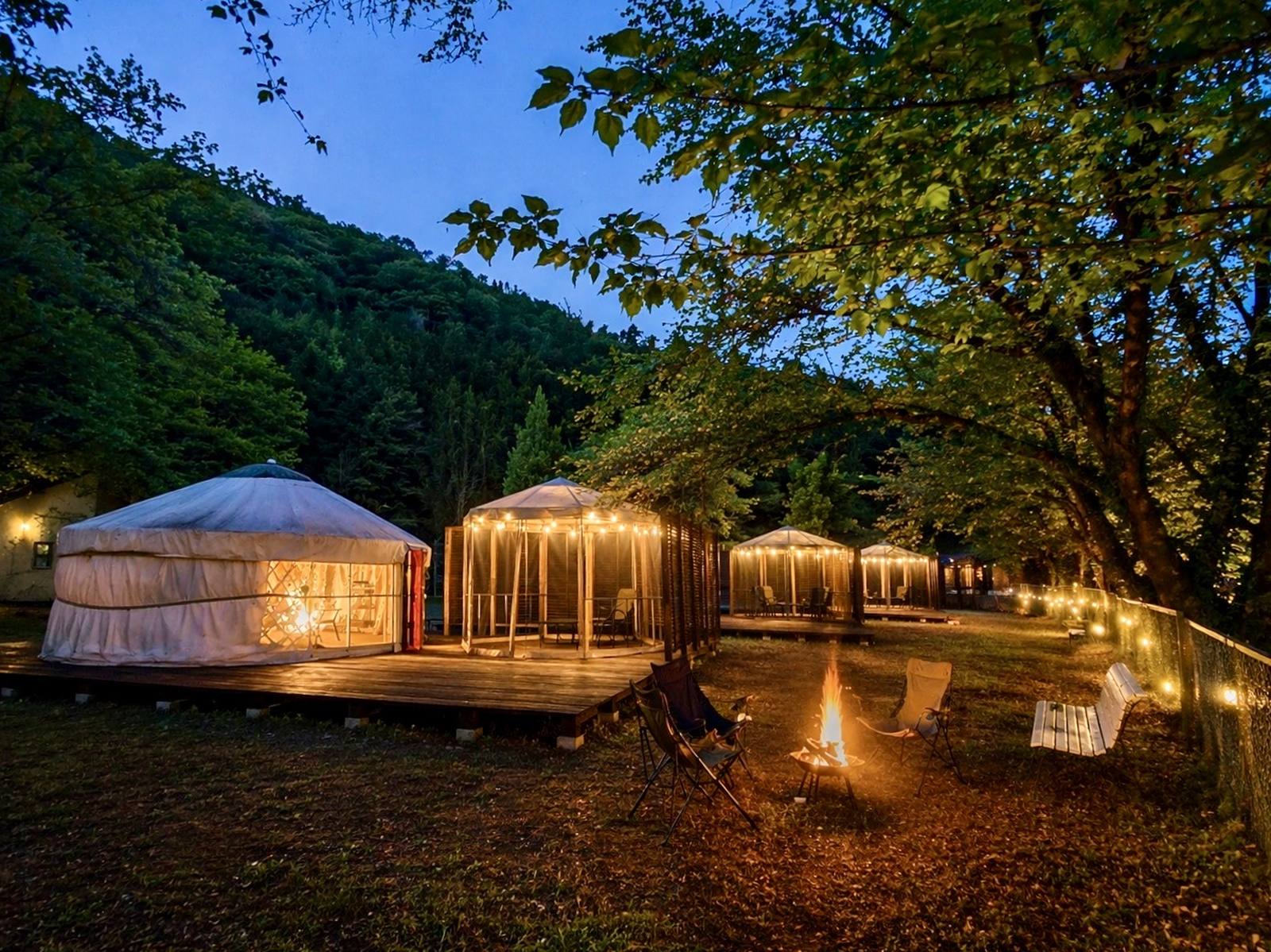 夜のみどりの村。ゲルと焚き火に灯りがともる